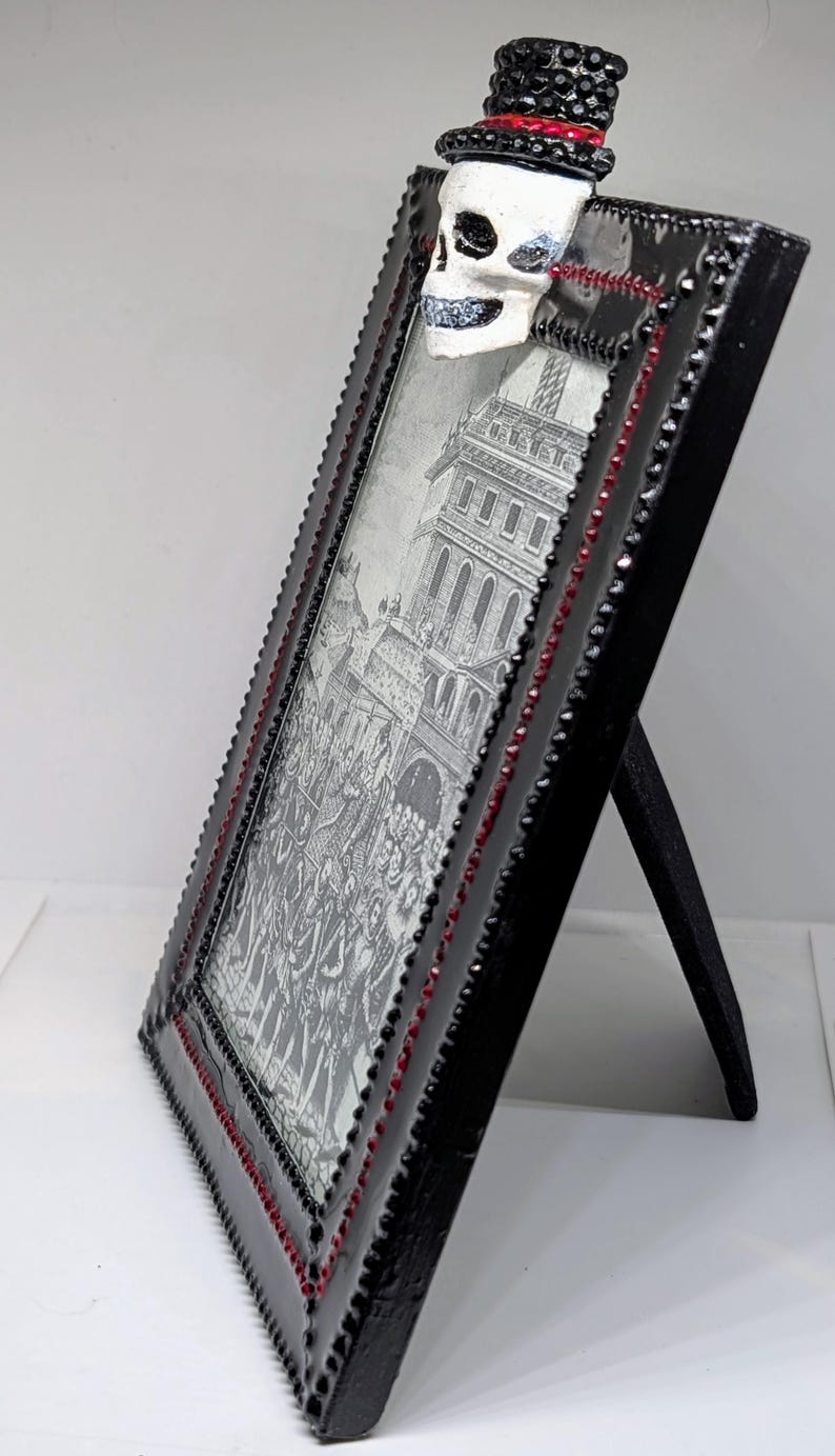 6x4" portrait gothic picture photo frame. Top Hat Smiling skull. Black Hand embellished black + red beads home decor unusual unique gift