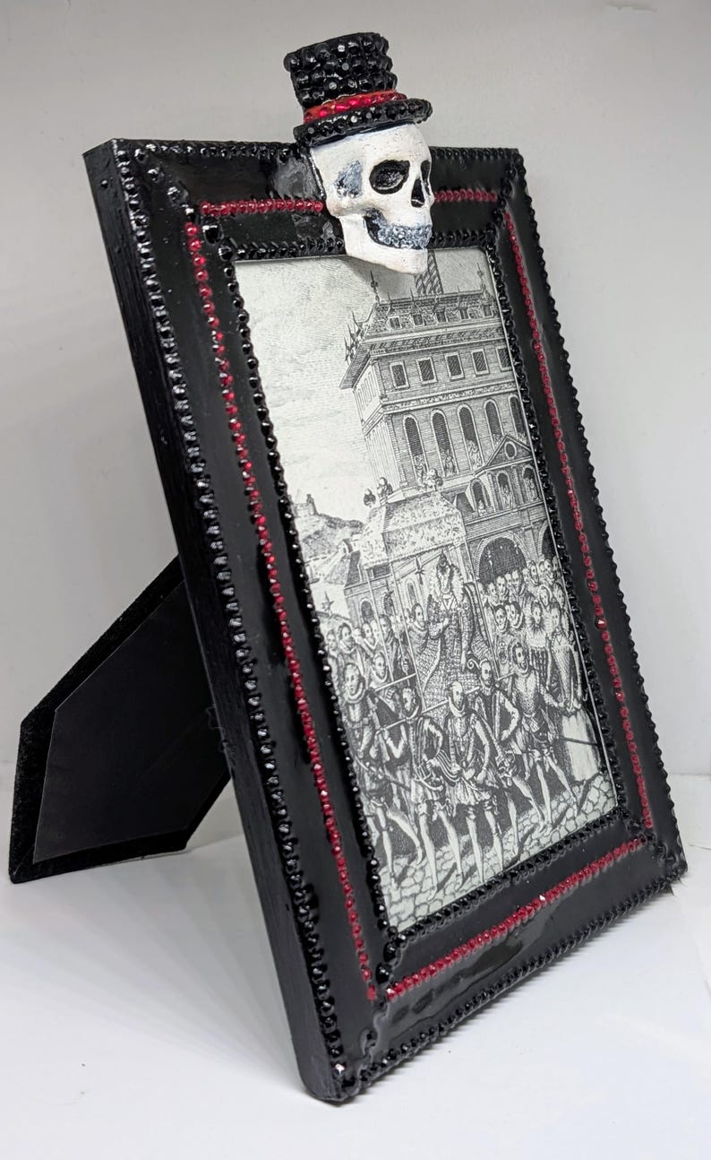 6x4" portrait gothic picture photo frame. Top Hat Smiling skull. Black Hand embellished black + red beads home decor unusual unique gift