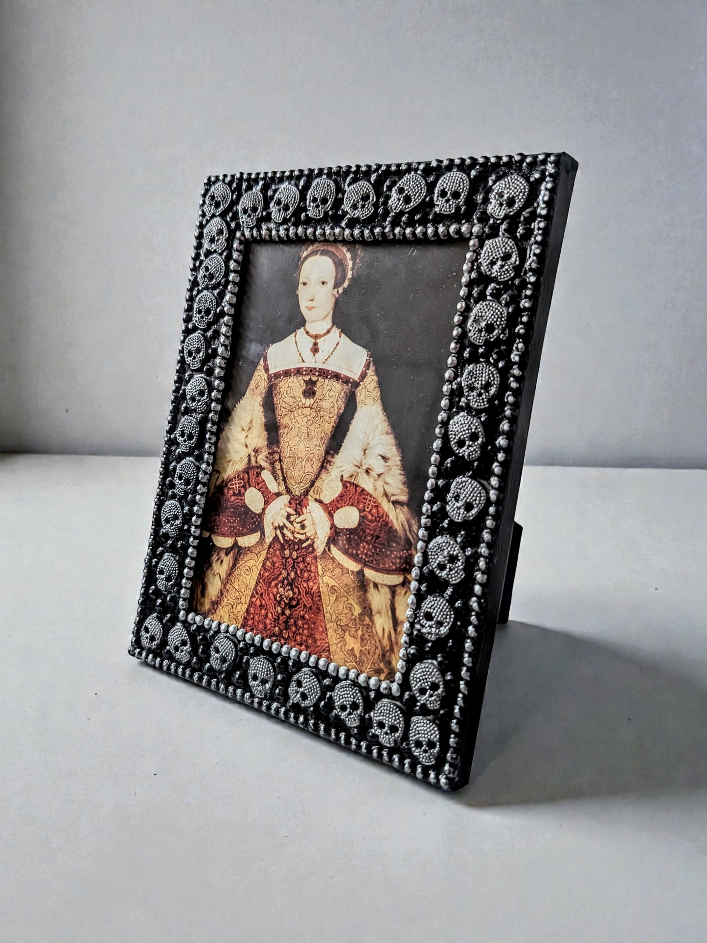 6" x 4" Freestanding Portrait Gothic Skulls Picture Frame - Unique Home Decor