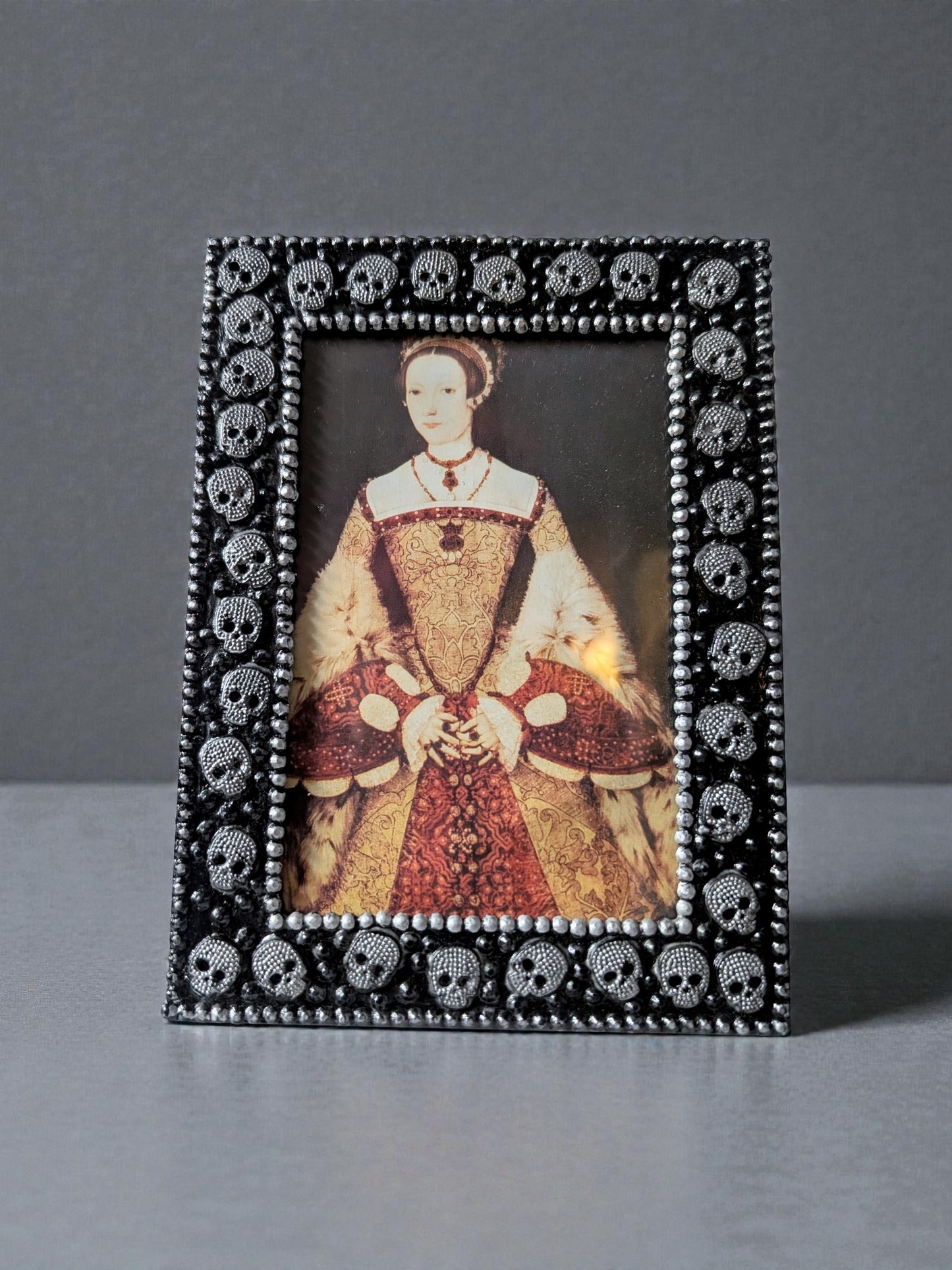 6" x 4" Freestanding Portrait Gothic Skulls Picture Frame - Unique Home Decor