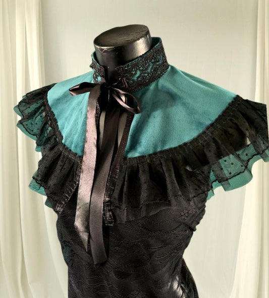 Green Velvet Capelet, Black Lace Trim - Gothic Regency Costume - Oh My Gothness