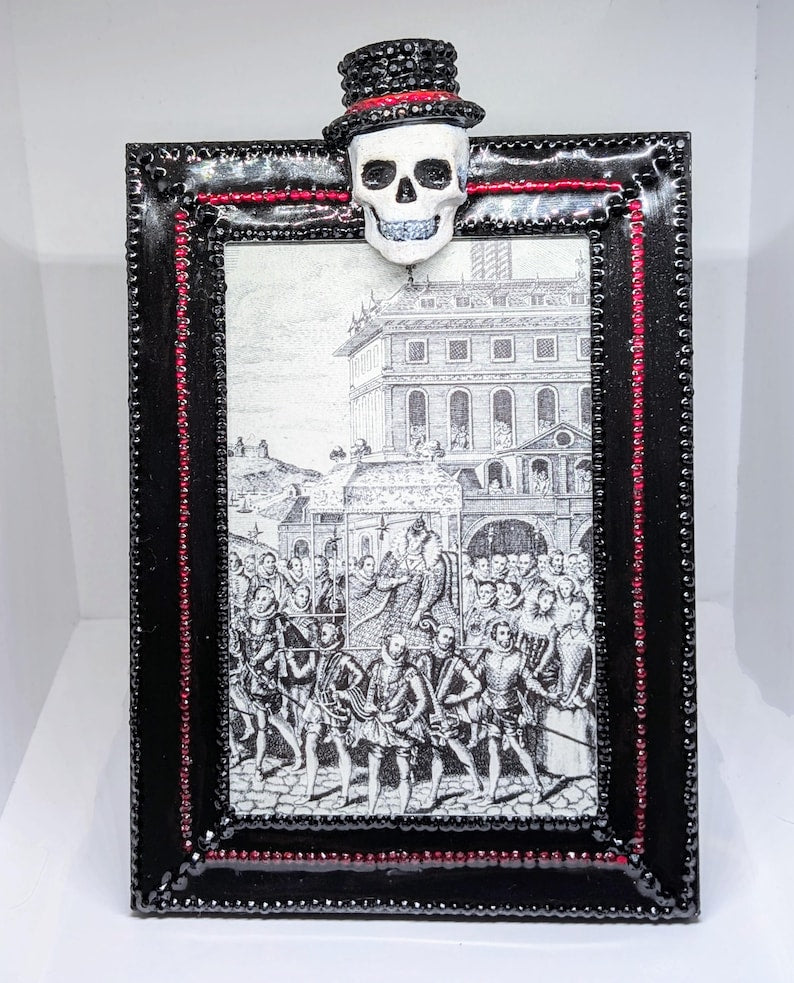 6x4" portrait gothic picture photo frame. Top Hat Smiling skull. Black Hand embellished black + red beads home decor unusual unique gift