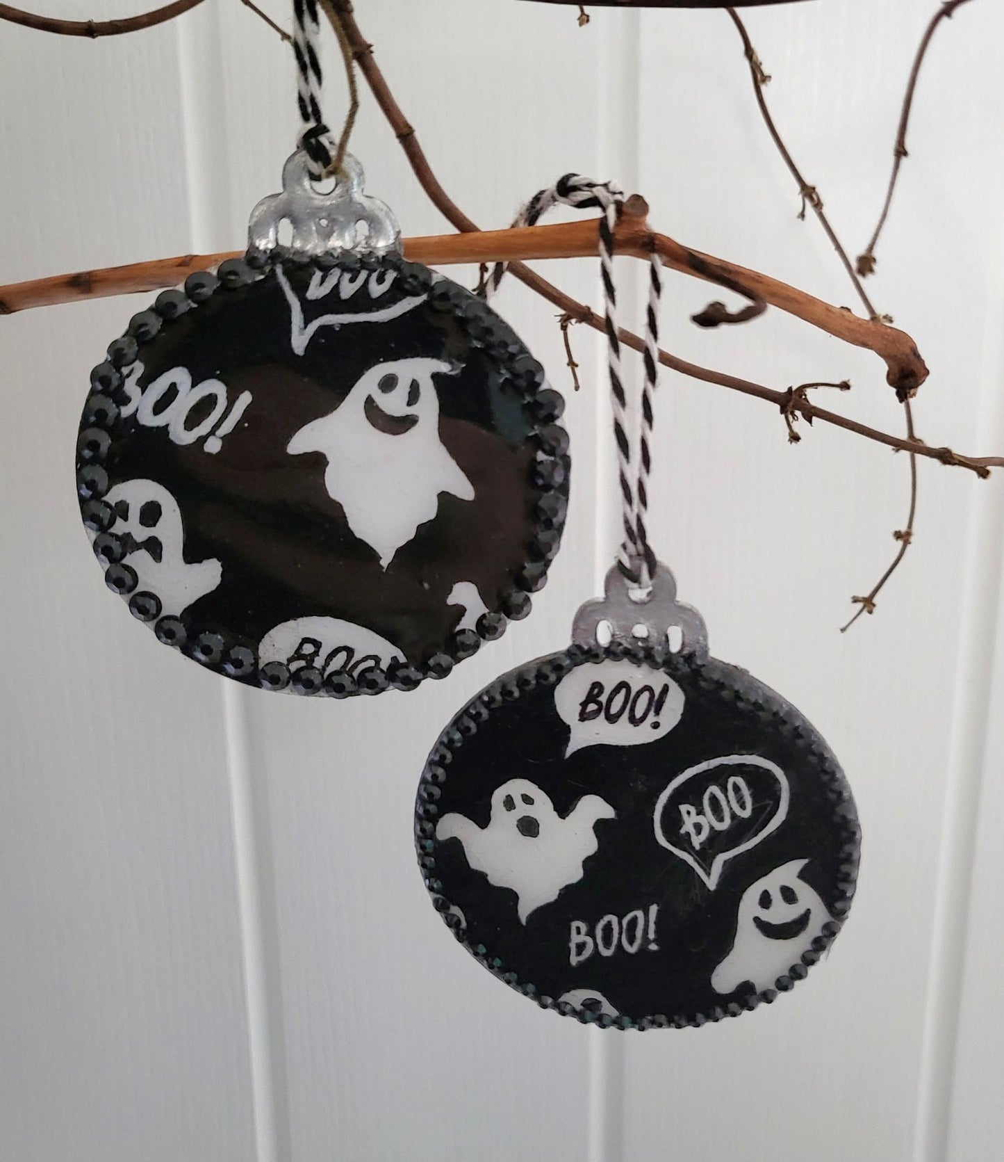 2 x Handmade Black & White Round Christmas Tree Hanging Decorations. OOAK Individually Made Ghosts Boo Halloween Xmas Keepsake Gift DEC4