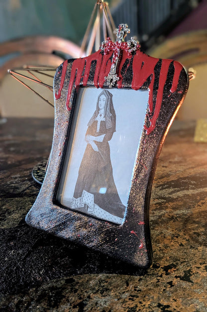 6 x 4" goth horror inspired freestanding portrait photo frame black red blood drips sikver cross couples spooky friend wedding house gift