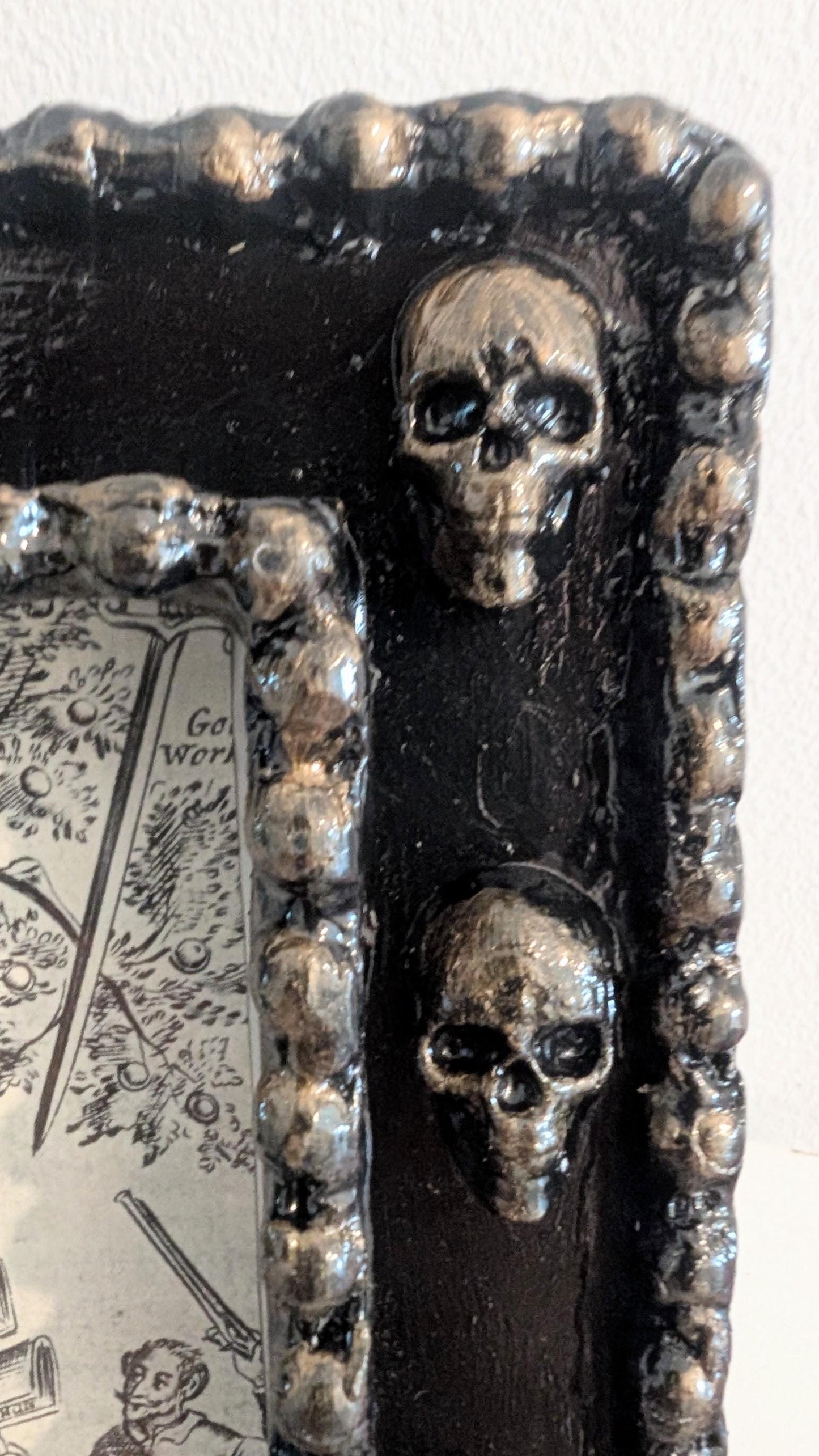 Hand-Painted Gothic Skull Picture Frame – Black & Antique Gold Home Decor (6x4" Portrait)