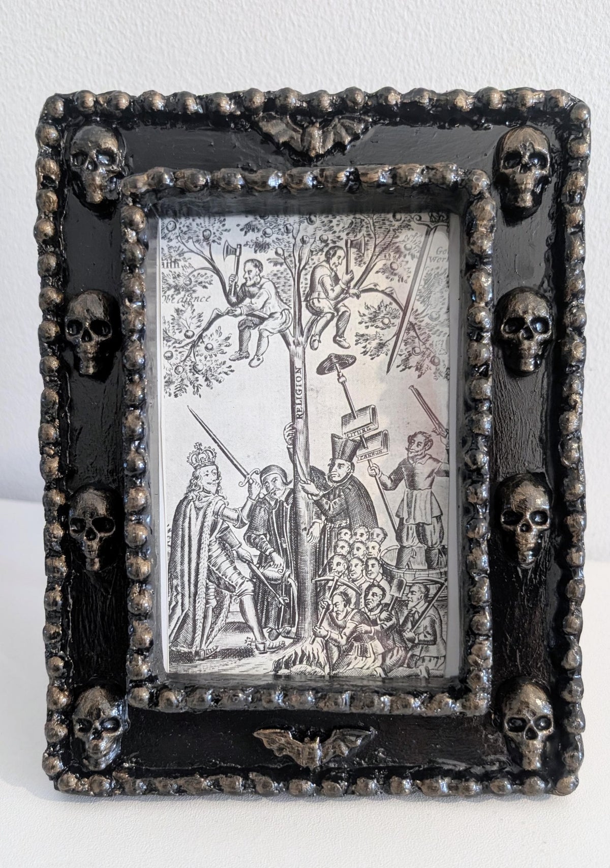 Hand-Painted Gothic Skull Picture Frame – Black & Antique Gold Home Decor (6x4" Portrait)