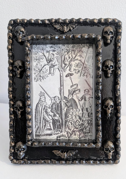 Hand-Painted Gothic Skull Picture Frame – Black & Antique Gold Home Decor (6x4" Portrait)