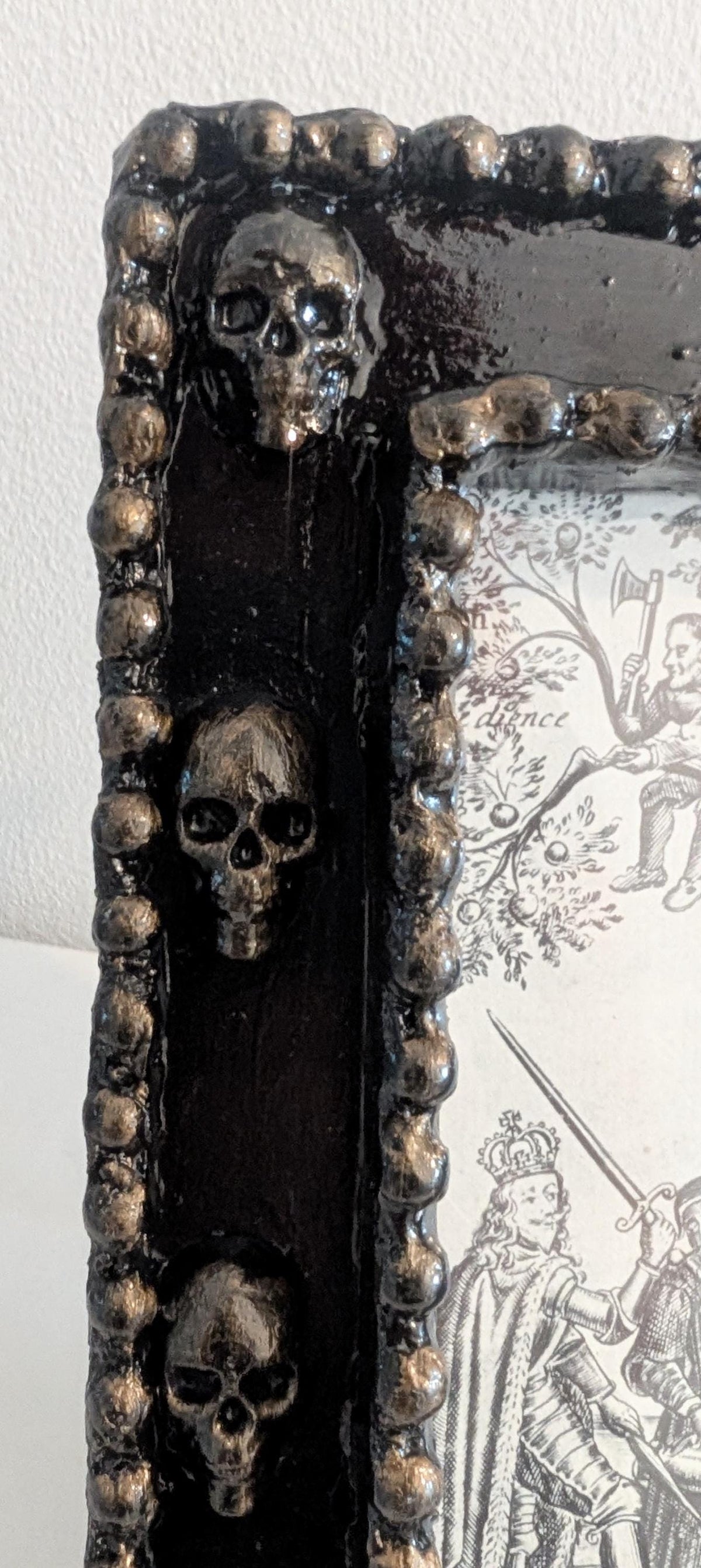 Hand-Painted Gothic Skull Picture Frame – Black & Antique Gold Home Decor (6x4" Portrait)