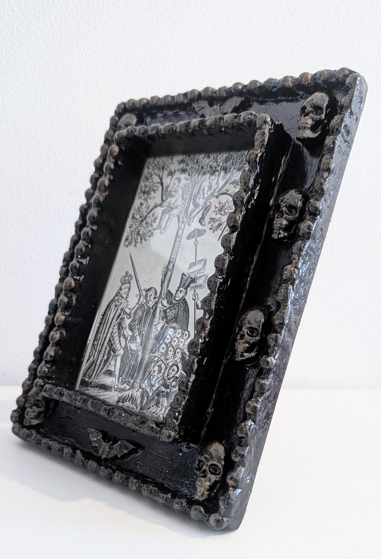 Hand-Painted Gothic Skull Picture Frame – Black & Antique Gold Home Decor (6x4" Portrait)