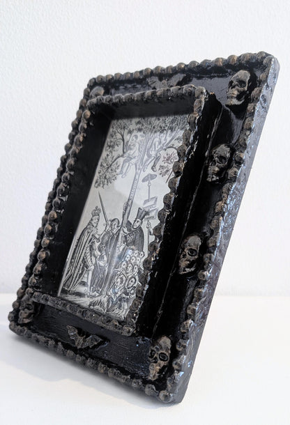 Hand-Painted Gothic Skull Picture Frame – Black & Antique Gold Home Decor (6x4" Portrait)