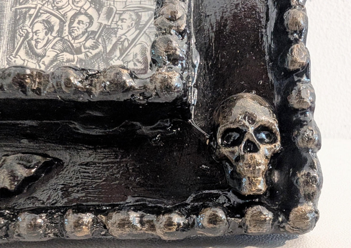 Hand-Painted Gothic Skull Picture Frame – Black & Antique Gold Home Decor (6x4" Portrait)
